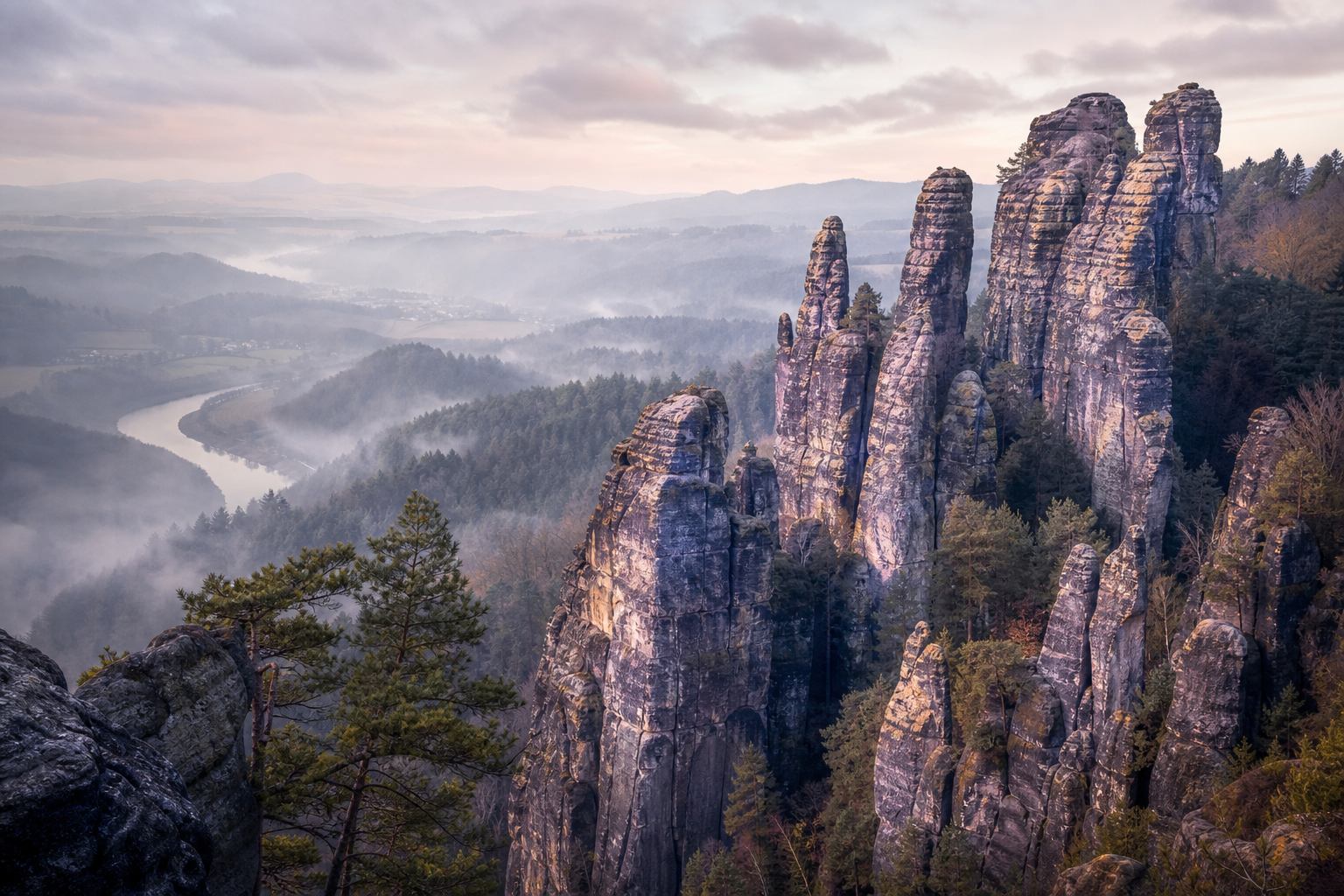 Elbsandsteinfelsen und Bastei-Brücke über dem Elbtal in der Sächsischen Schweiz